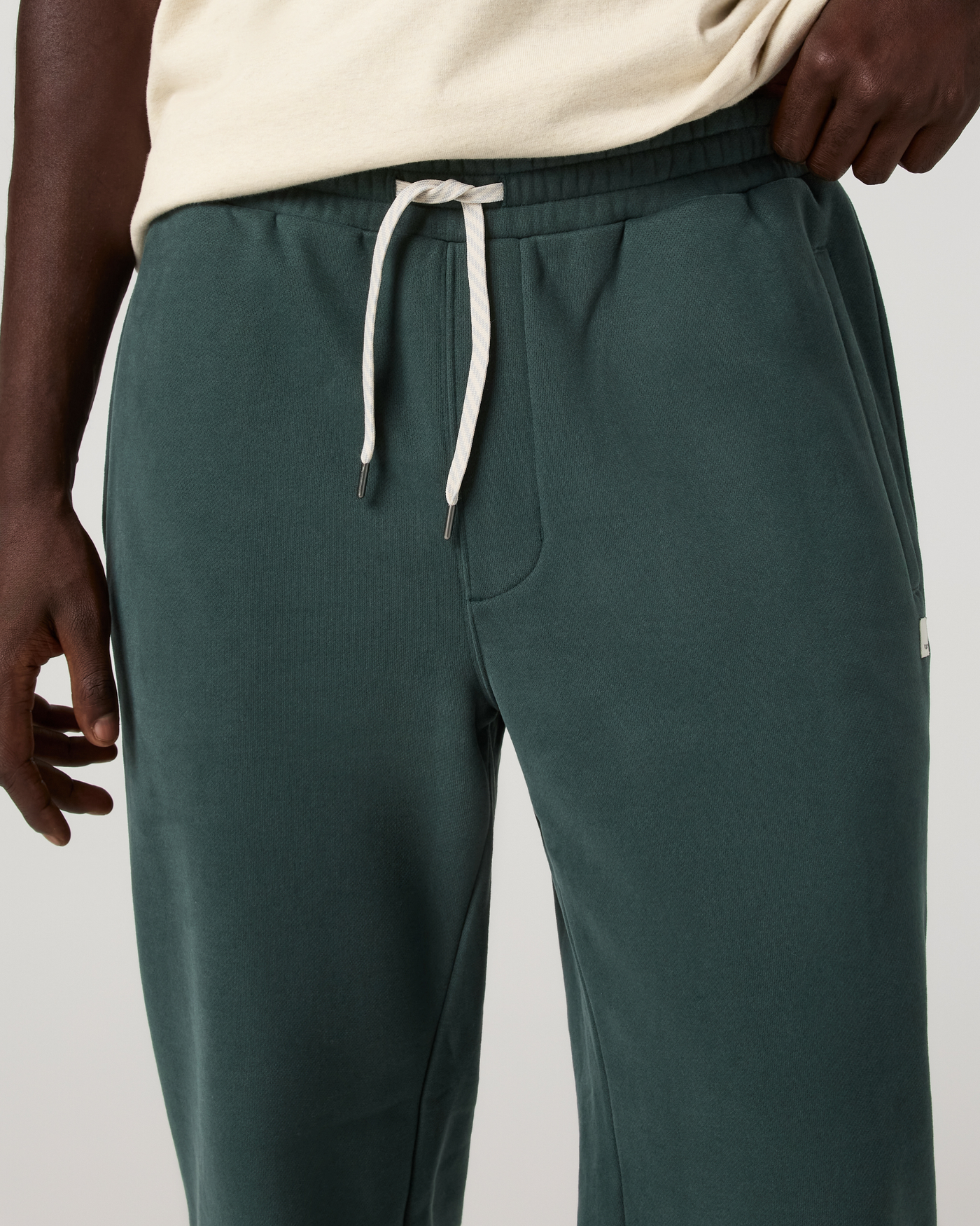 Vuori Seaside Sweatpant Relaxed 28" - Hemlock